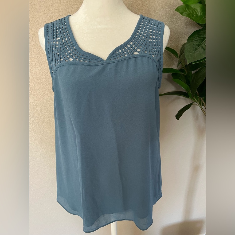 last april M detailed sleeveless lined top